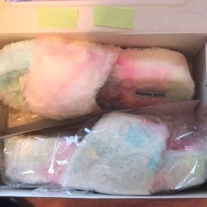 Steve madden fuzzy slides